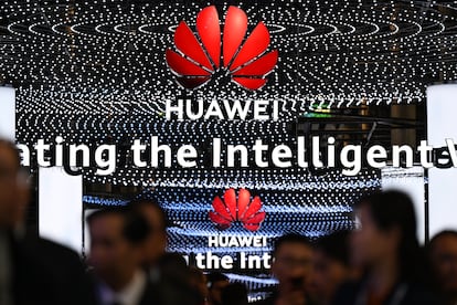 El logo de Huawei colgaba en el Mobile World Congress en Barcelona, el 4 de marzo.
