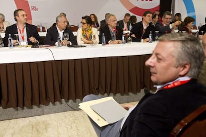 José Blanco frente mesa de la ejecutiva del del PSdeG durante la reunión del Comité Nacional hoy en Santiago.