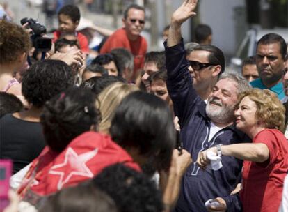 El presidente brasileño y su mujer, Marisa Leticia, saludan a la multitud después de votar en un colegio electoral de Sao Bernardo do Campo en las elecciones para la alcaldía de Sao Paulo.