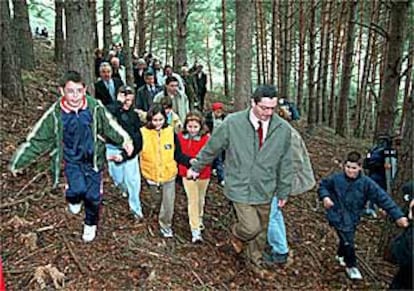 Alberto Ruiz Gallardón, ayer, con los niños en el hayedo de Montejo de la Sierra.