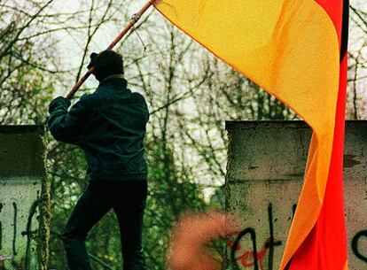 Un joven en Berl&iacute;n en 1989.