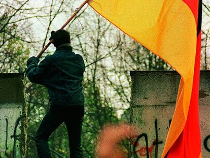 Un joven en Berl&iacute;n en 1989.