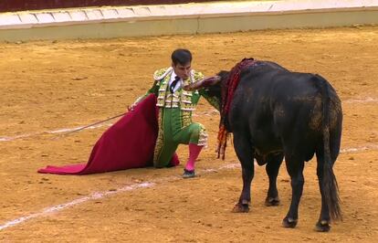 Desplante de Gómez del Pilar ante su primer toro.