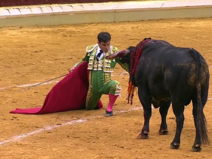 Desplante de Gómez del Pilar ante su primer toro.