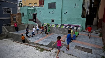 Niños jugando en una plazuela, Ceuta.