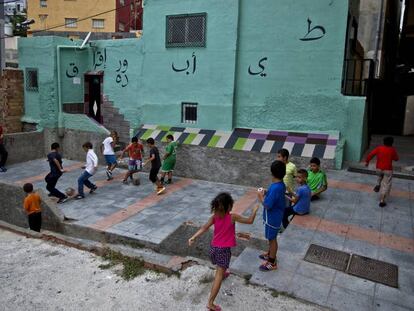 Ni&ntilde;os jugando en una plazuela, Ceuta.