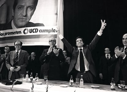 Con todo, y como se esperaba, el gran vencedor de las elecciones que inauguraron la primera legislatura fue Adolfo Suárez (en la imagen, en el mitin de cierre de campaña, aplaudido por Miguel Herrero de Miñón, José Luis Álvarez y Leopoldo Calvo-Sotelo). UCD lograría un poco más de apoyo que dos años antes y sumaría tres escaños más (168), por 121 de los socialistas. A la izquierda del PSOE, el PCE alcanzaba su techo con 23 diputados, mientras que la extrema derecha se colaba por primera vez (y única al menos hasta hoy) en el Congreso, con Blas Piñar como diputado de Unión Nacional.