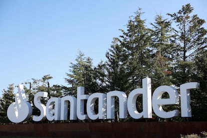 Logotipo de Santander en su sede de Boadilla del Monte, Madrid.