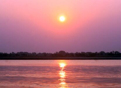 Amanecer en el Ganges desde una de las barcas que cruzan el río por la ciudad de Benarés