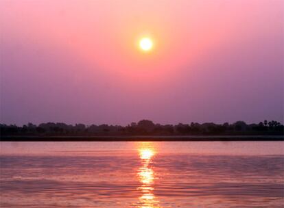 Amanecer en el Ganges desde una de las barcas que cruzan el río por la ciudad de Benarés