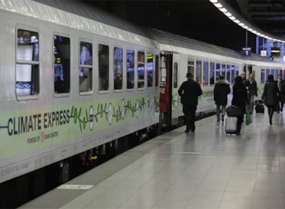 Varios pasajeros se dirigen al Climate Express para viajar hasta Copenhague.
