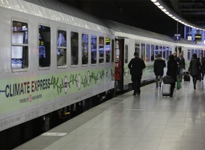 Varios pasajeros se dirigen al Climate Express para viajar hasta Copenhague.