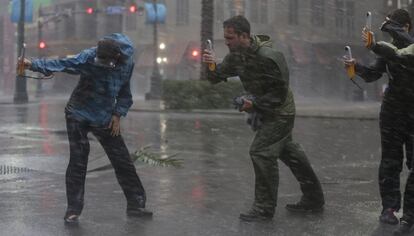 Investigadores de la Universidad de Alabama miden la fuerza del viento en Nueva Orleans.