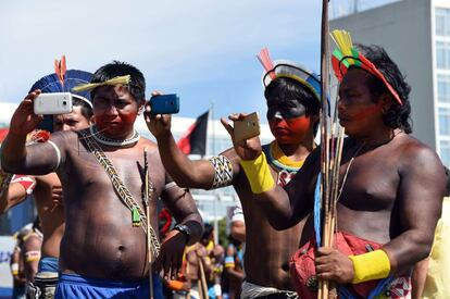 Nativos de las etnias Kayapo y Pataxo se fotografían con sus teléfonos móviles durante una protesta frente al Congreso de Brasil, donde se discute la ley que modifica la demarcación de sus tierras, en Brasilia (Brasil).