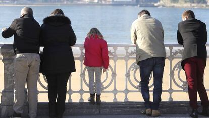 Una familia frente a la playa de la Concha de San Sabastián, una de las ciudades mejor valoradas.