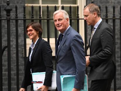 Michel Barnier, negociador de la UE para el Brexit, (centro), camino de un encuentro con Boris Johnson en Downing Street. 
