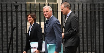 Michel Barnier, negociador de la UE para el Brexit, (centro), camino de un encuentro con Boris Johnson en Downing Street. 