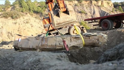 Moment de l'extracció de les restes del dinosaure.