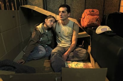 Sin trabajo y sin casa, Y&eacute;ssica y Anastasio duermen en un soportal y buscan trabajo en los ordenadores de una biblioteca p&uacute;blica.