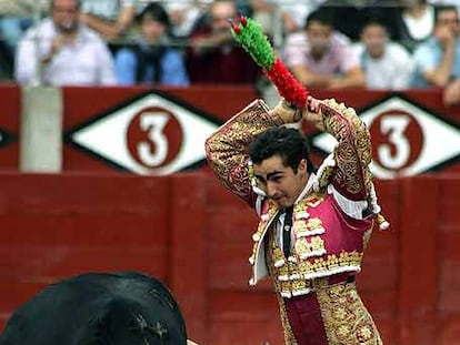El Fandi pone un par de banderillas.