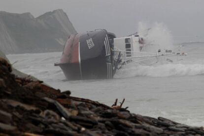 El pesquero volcado en un biotopo de la zona de Zumaia.