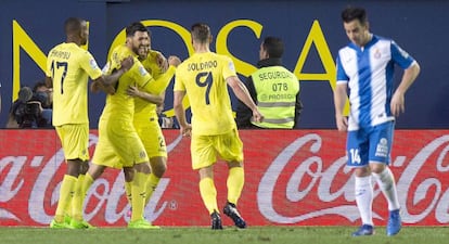 Soriano celebra su gol junto a sus compañeros.