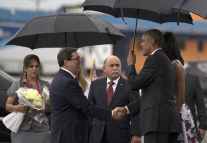 Obama cumprimenta Bruno Rodriguez, chanceler cubano.