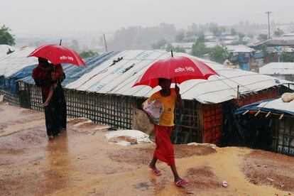 Refugiados caminan por el campamento de Kutupalong bajo la lluvia.