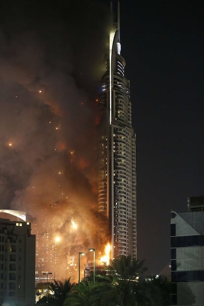 El fuego se propagó en el lugar donde se encuentra el hotel The Address, pero los Servicios de Emergencia informaron de que se originó en la parte exterior del mismo y no en su interior, por lo que no hay víctimas entre los clientes del establecimiento. El general Rashid el Matrushi, director de los Servicios de Emergencia, aseguró a la televisión estatal emiratí que el incendio está controlado casi en su totalidad en estos momentos. Asimismo, las autoridades aseguraron que las celebraciones de fin de año en el centro de Dubai no han sido canceladas, a pesar del espeso humo que cubre la zona, donde operan actualmente ambulancias y helicópteros.