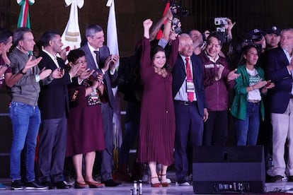 A la izquierda, Manuel Velasco, entre liderazgos morenistas en el Zócalo durante los festejos por las victorias de Brugada y Sheinbaum.