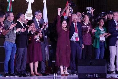 A la izquierda, Manuel Velasco, entre liderazgos morenistas en el Zócalo durante los festejos por las victorias de Brugada y Sheinbaum.