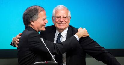 El ministro de Asuntos Exteriores, Josep Borrell (derecha), con su homologo italiano, Enzo Moavero, durante la rueda de prensa celebrada en el Palacio de Santa Cruz, en Madrid.