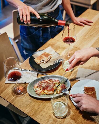 Patricia Sierra, sumiller de Granja Elena, recomienda vinos para acompañar cada plato.