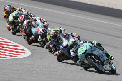 Enea Bastianini, de la escudería Leopard, liderando la carrera en el circuito de Sepang.