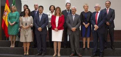 Susana D&iacute;az, en el centro, posa con el nuevo Gobierno andaluz tras la toma de posesi&oacute;n de los consejeros.