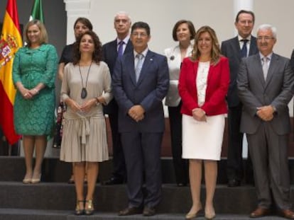 Susana D&iacute;az, en el centro, posa con el nuevo Gobierno andaluz tras la toma de posesi&oacute;n de los consejeros.