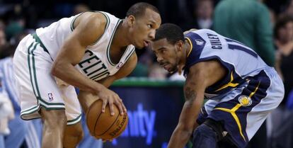 Avery Bradley y Mike Conley.