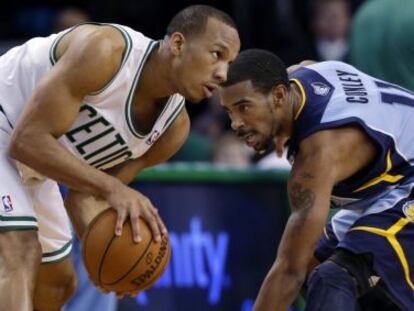 Avery Bradley y Mike Conley.