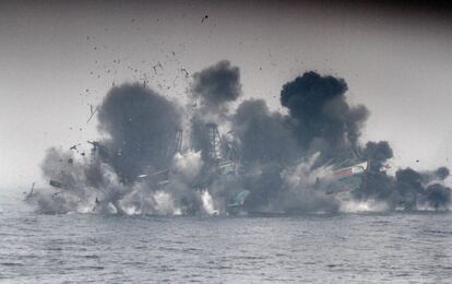 Un pesquero ilegal es detonado por las Fuerzas Armadas indonesias en aguas de Pontianak, al oeste de Kalimantan. Indonesia está llevando acabo una campaña contra la pesca ilegal, y ya ha hundido varios pesqueros extranjeros acusados de saquear sus reservas marinas.