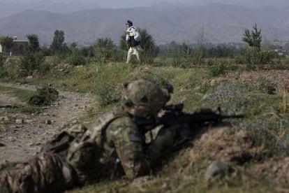 Un anciano pasa junto a un soldado de EE UU desplegado en Afganist&aacute;n.
 
 