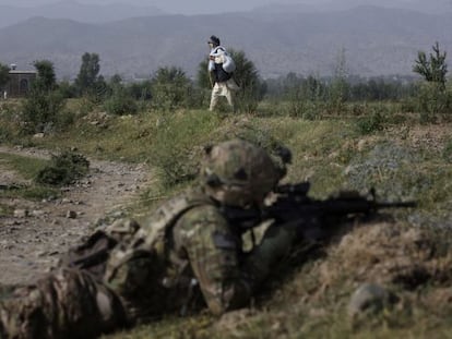 Um idoso passa junto a um soldado de EUA dispersado em Afganistán.