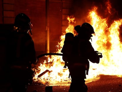 Miembros del cuerpo de bomberos de Madrid durante los altercados por las protestas del 1 de noviembre.