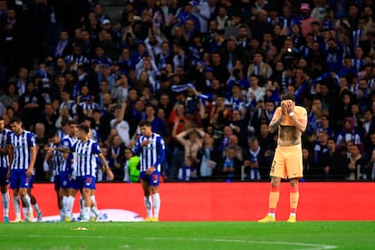 Giménez se lamenta después del segundo gol del Oporto.