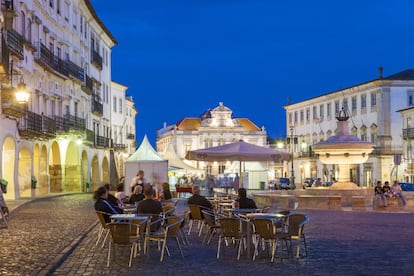 Reina del Alto Alentejo y una de las ciudades medievales mejor conservadas de Portugal, Évora es ideal para sumergirse en el pasado. Aparece nada más cruzar la frontera, en un cerro sobre la llanura alentejana. Al abrigo de sus murallas del siglo XIV, sus callejuelas llevan a sorprendentes obras arquitectónicas: catedrales medievales y claustros, ruinas romanas como las de su templo y sus termas, y una pintoresca plaza. Évora es también una animada ciudad universitaria y en sus restaurantes se pueden degustar excelentes platos de la cocina regional.