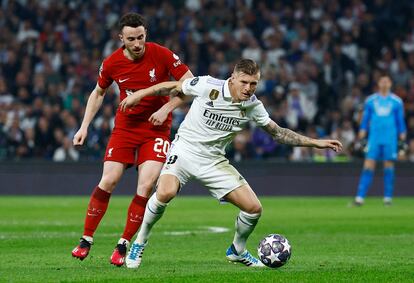 Kroos, defensido por Diogo Jota.