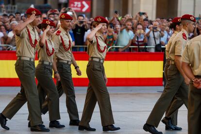 La Princesa ha protagonizado, junto a los otros 411 cadetes de nuevo ingreso de la Academia General Militar de Zaragoza, esta tradicional ofrenda floral a la Virgen del Pilar, que se realiza cada año de forma previa a la jura de bandera.
