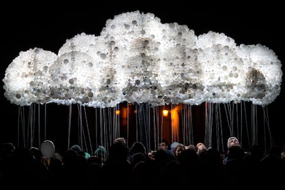 Un grupo de personas participan en la instalación interactiva 'Cloud' de los artistas canadienses, Caitlind RC Brown & Wayne Garrett, durante el festival 'The White Night', celebrado en Bratislava (Eslovaquia).