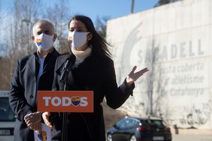 La presidenta de Ciudadanos, Inés Arrimadas, y el candidato de la formación a la presidencia de la Generalitat, Carlos Carrizosa, durante un acto electoral celebrado en Barcelona este domingo.