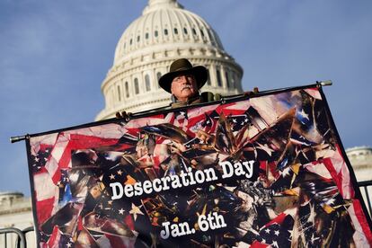 
Este jueves fue el primer aniversario del asalto al Capitolio de Washington (EE UU), que se saldó con cuatro muertos. El presidente del país, Joe Biden, ofreció un discurso desde el Salón Nacional de las Estatuas, en el interior del edificio, para conmemorar la fecha.