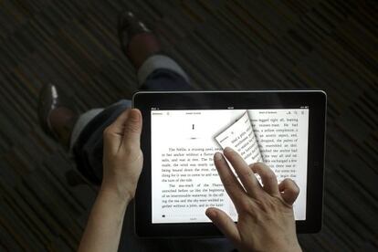 Una persona lee un libro en un iPad